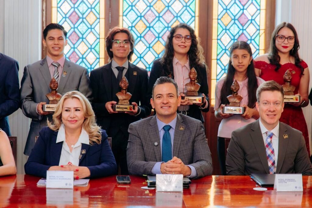 Entrega Ayuntamiento de Chihuahua Premio Agustín Melgar a 11 jóvenes por su destacada labor en la sociedad