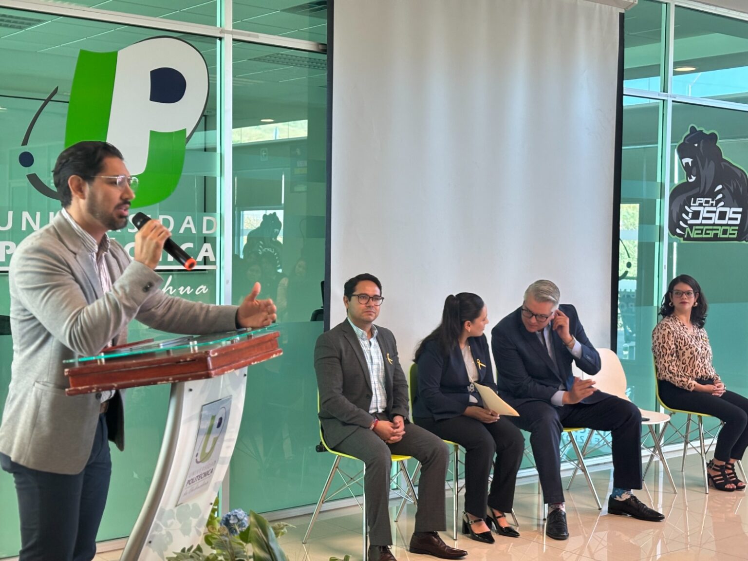 Firman Municipio y UPCH convenio para fortalecer salud mental y seguridad digital en estudiantes
