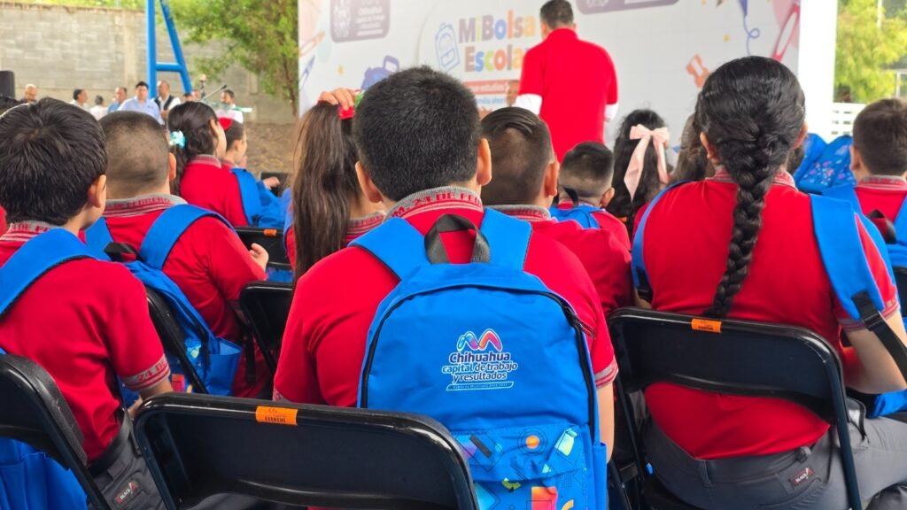 Continúa Municipio entregando mochilas del programa “Mi Bolsa Escolar Chihuahua 2025”