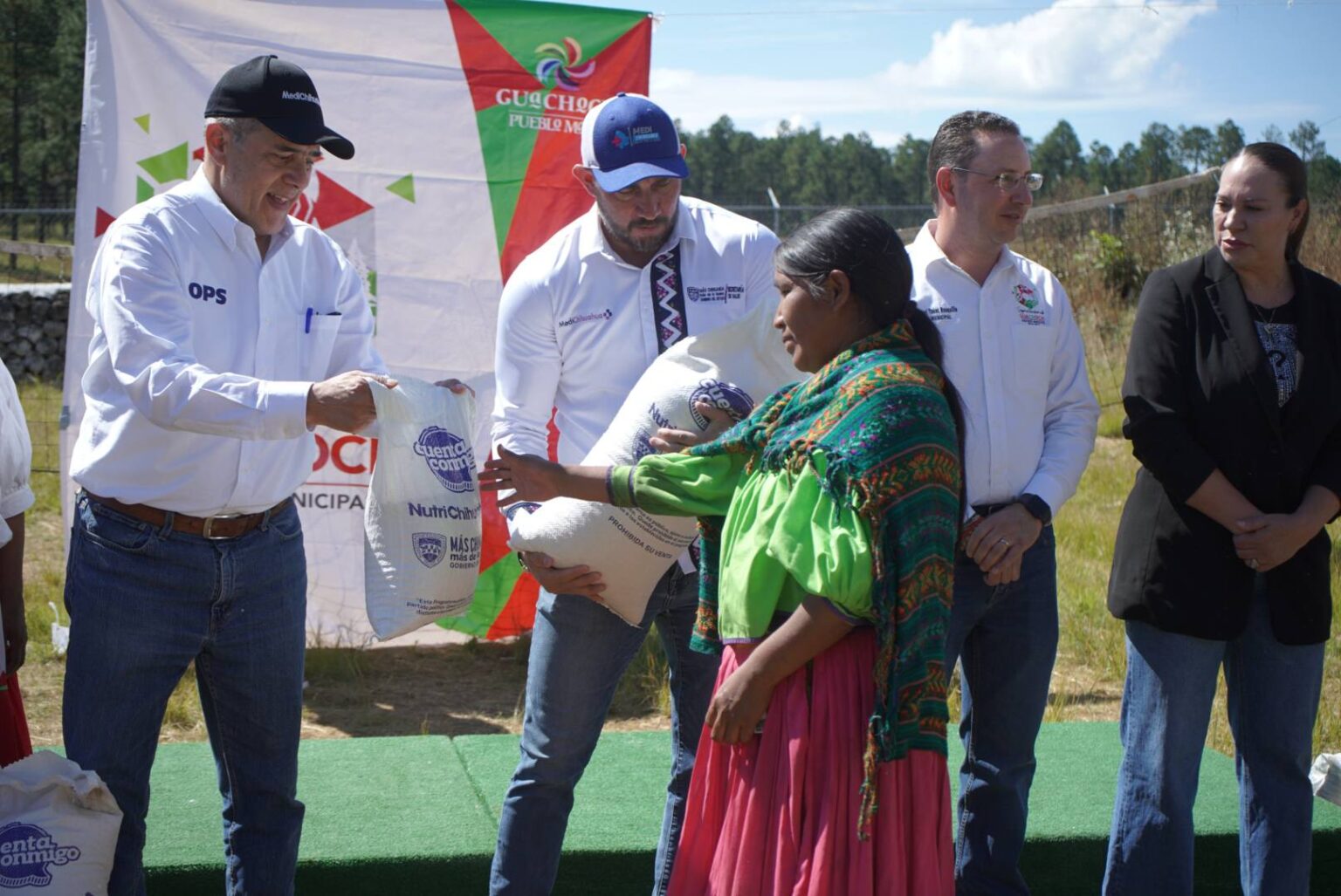 Encabeza secretario de Salud jornada de vacunación y entrega de alimentos en Guachochi