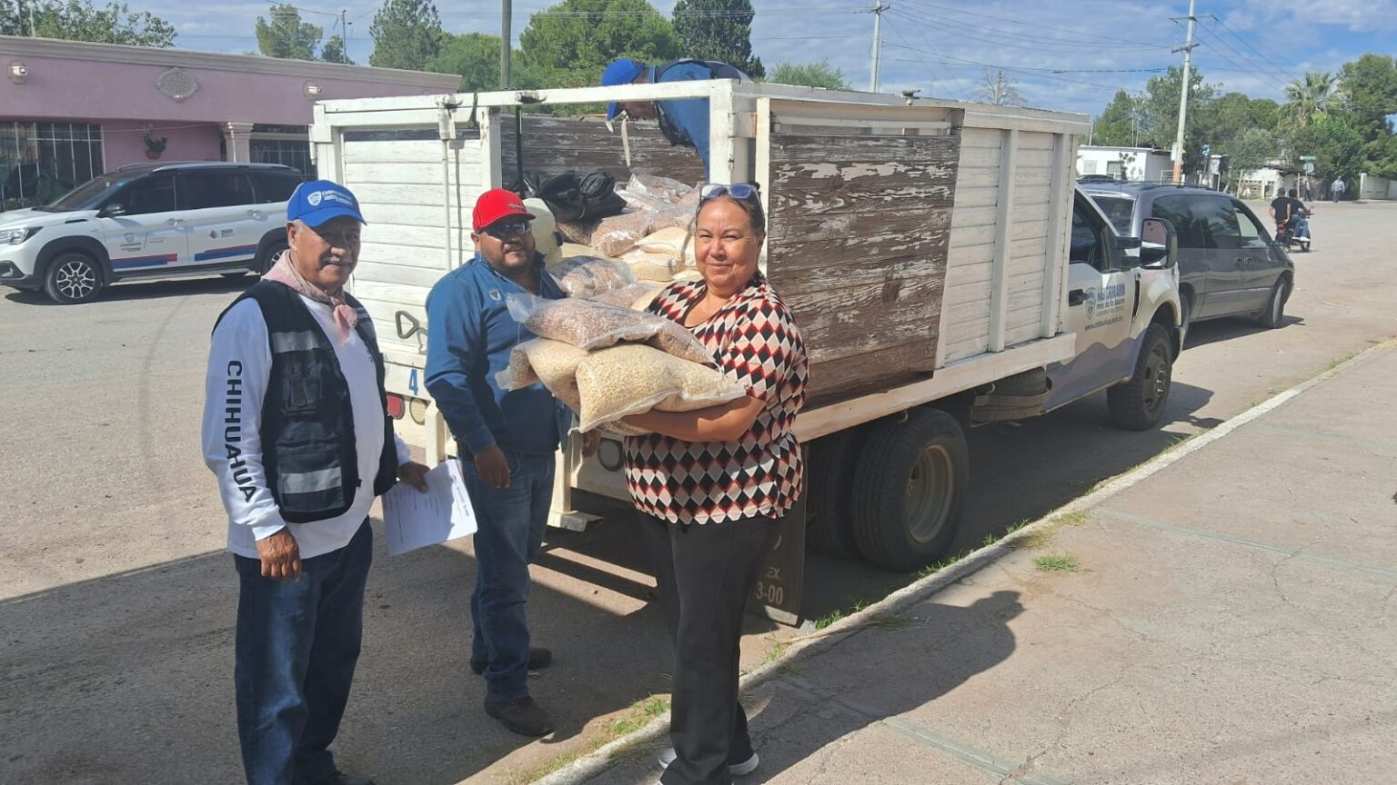 Entrega Estado más de mil paquetes alimentarios en Delicias y Camargo
