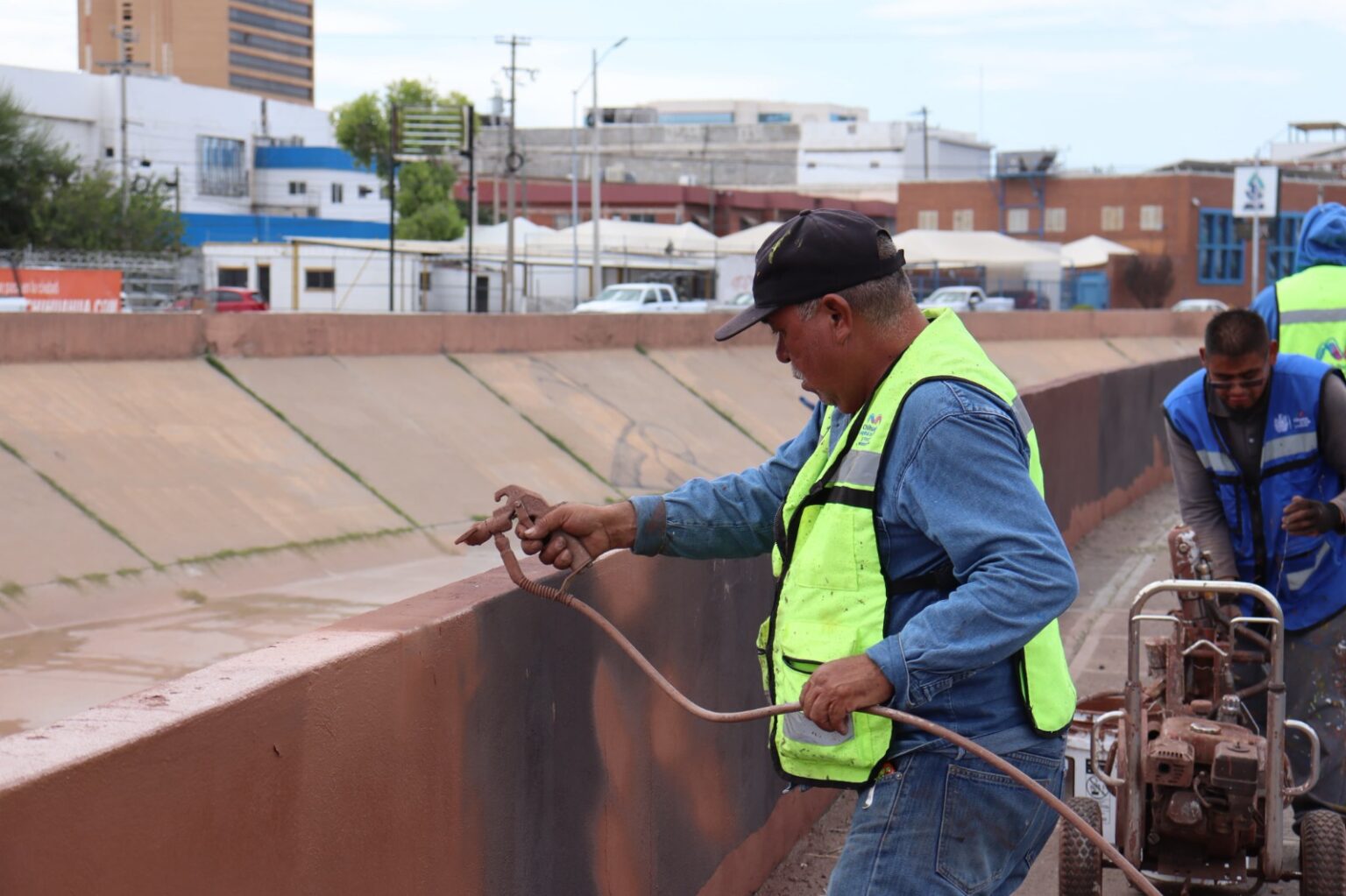 Pinta Gobierno Municipal muros de contención de la avenida Teófilo Borunda lado norte