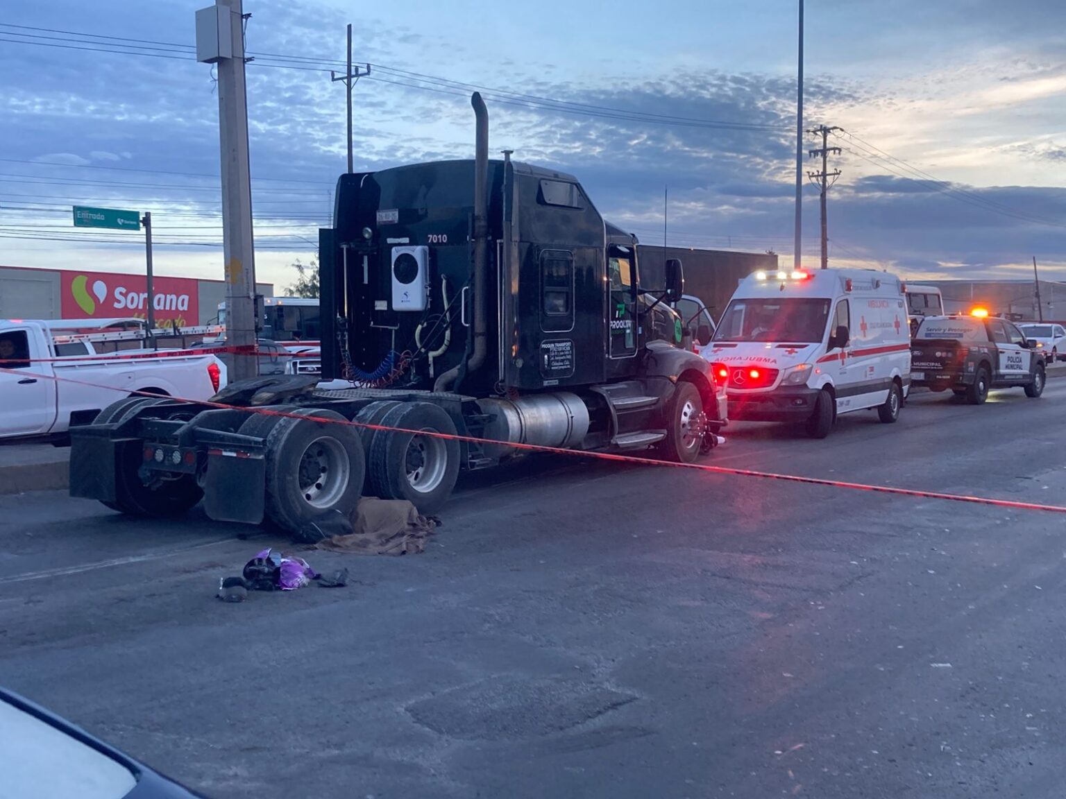 Motociclista muere arrollado por un tráiler en el Blvd. Lombardo Toledano