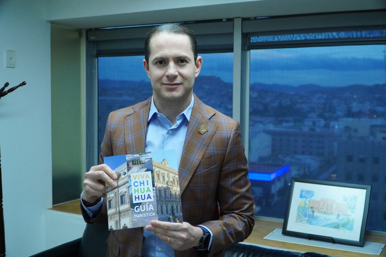José Luis Villalobos reconoce aporte de la guía «Viva Chihuahua» a la difusión turística de la capital