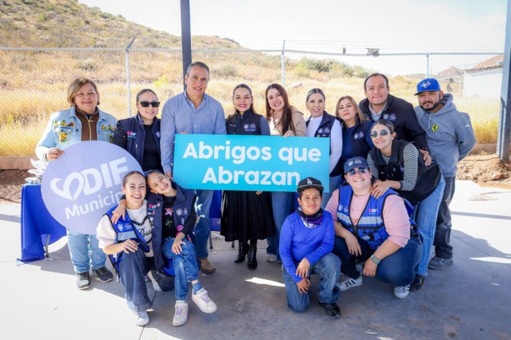 Continúa DIF Municipal entregando donaciones de “Abrigos que abrazan”