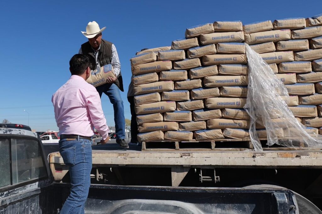 Diputado Arturo Zubía entrega 86 toneladas de cemento a 120 familias