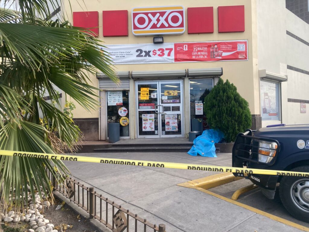 Fallece hombre en el exterior de un OXXO en Plaza Victoria