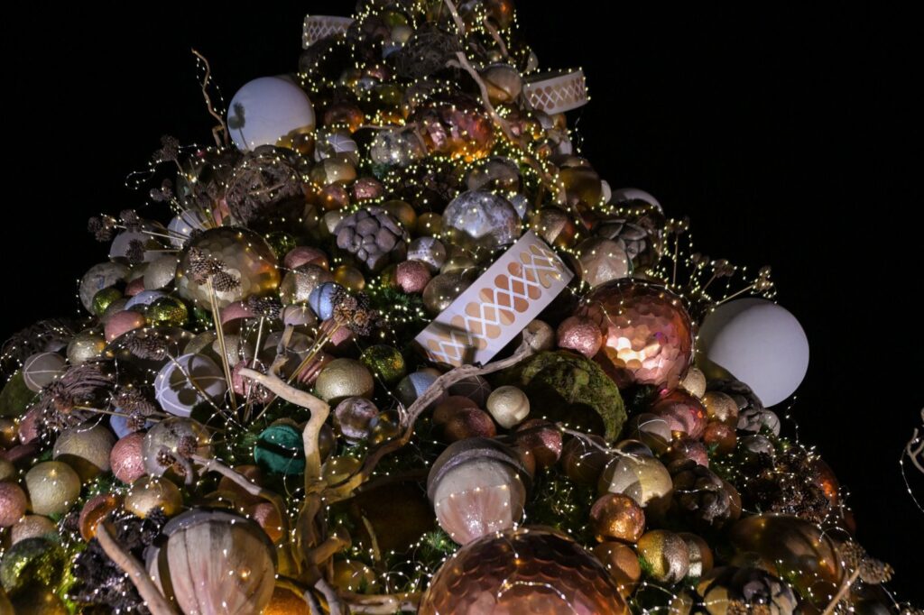 Inicia la fiesta navideña: Se llena de luz la Plaza del Ángel