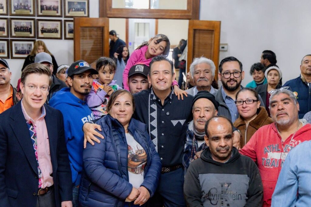 Llega la Navidad a los boleros del Centro; Marco Bonilla entregó apoyos por su trabajo