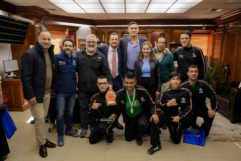 Reconoce Marco Bonilla a jóvenes deportistas; los sorprende con visita de Eduardo Nájera