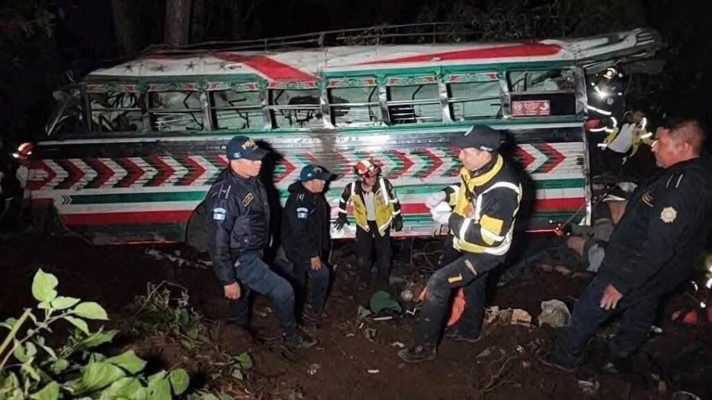 Reportan 15 muertos y 20 heridos tras accidente de autobús en Guatemala