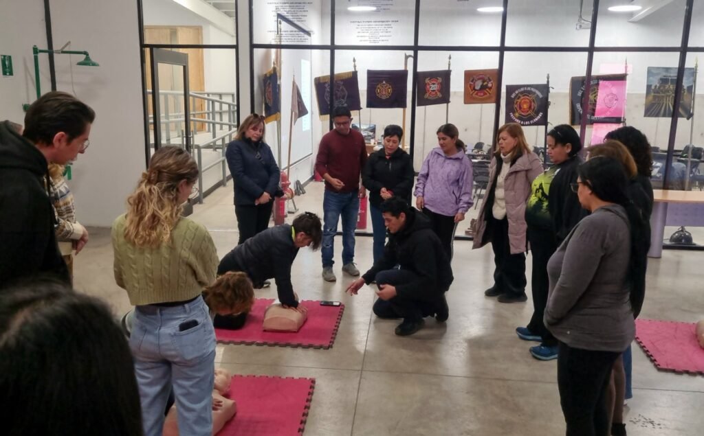 Capacitan Bomberos a grupos de senderistas para actuar ante emergencias
