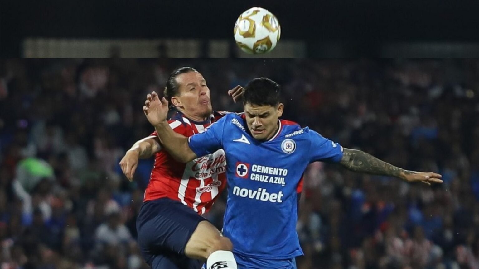 Termina Cruz Azul con el invicto de Chivas en un vibrante duelo