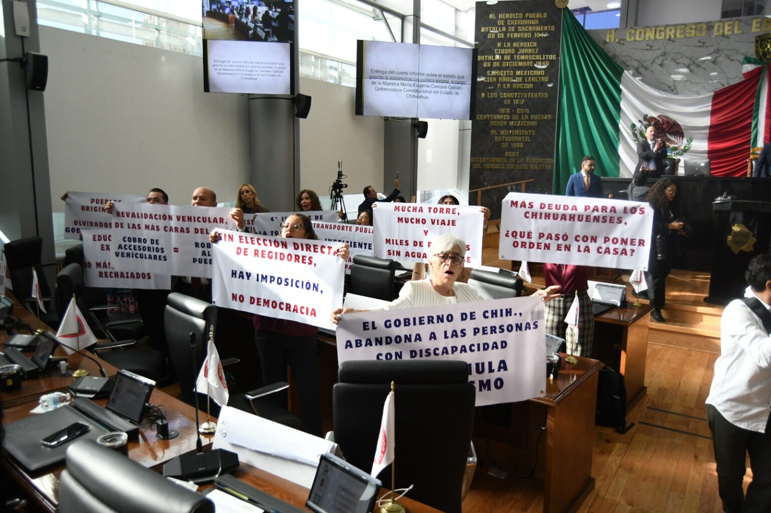 Diputados de morena exigen justicia durante en cuarto informe de Maru Campos