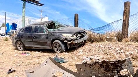 Vuelca vehículo en el periférico R. Almada