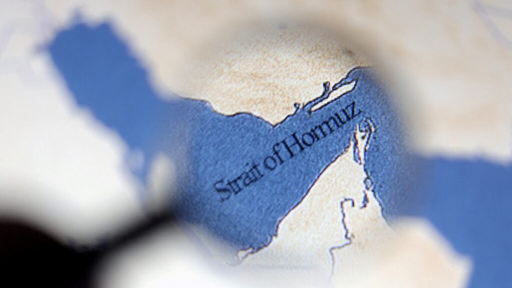 EE. UU. y otros países enviarán buques de guerra al estrecho de Ormuz, afirma Trump