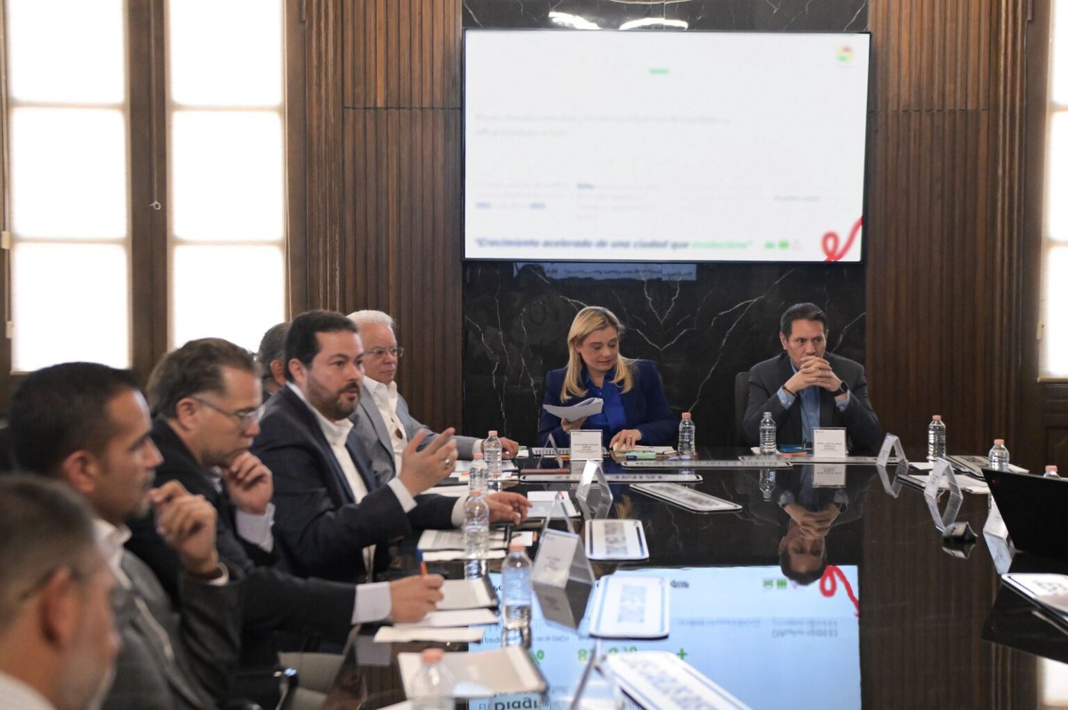 Maru Campos analiza con empresarios proyecto de semaforización para la capital