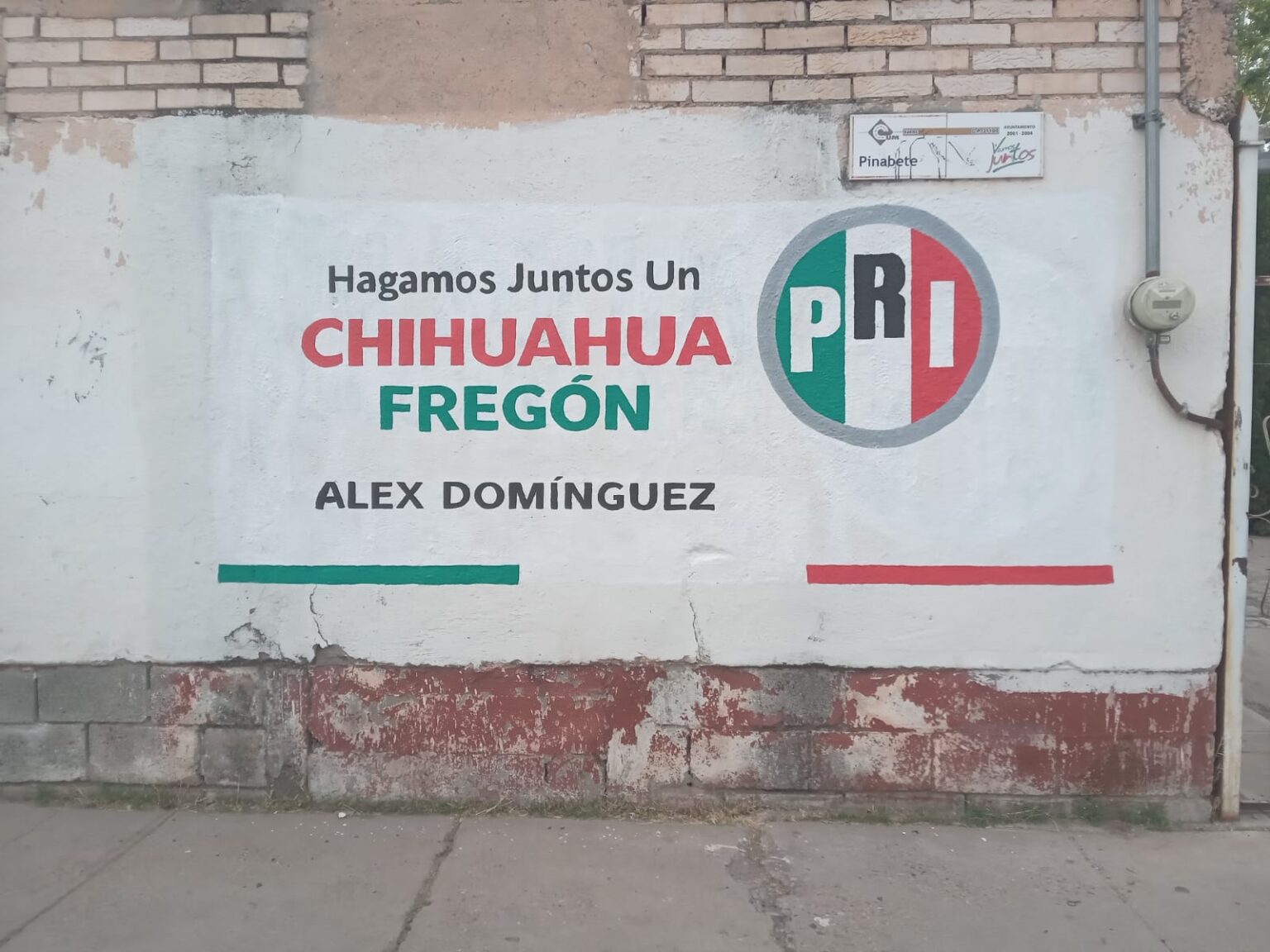 Aparecen bardas promoviendo a Alex Domínguez rumbo a la gubernatura