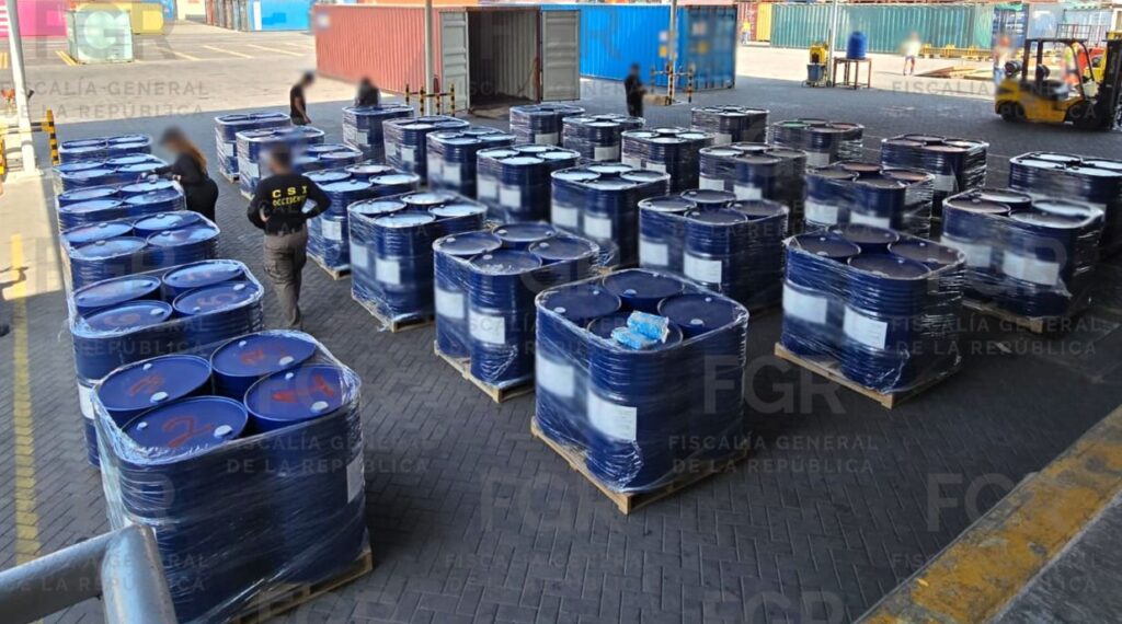 FGR y SSPC aseguran más de 54 mil litros de precursores químicos en aduana de Manzanillo, Colima