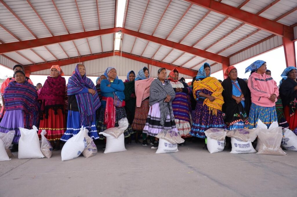 Entrega SPyCI apoyos alimentarios y productivos en Bocoyna