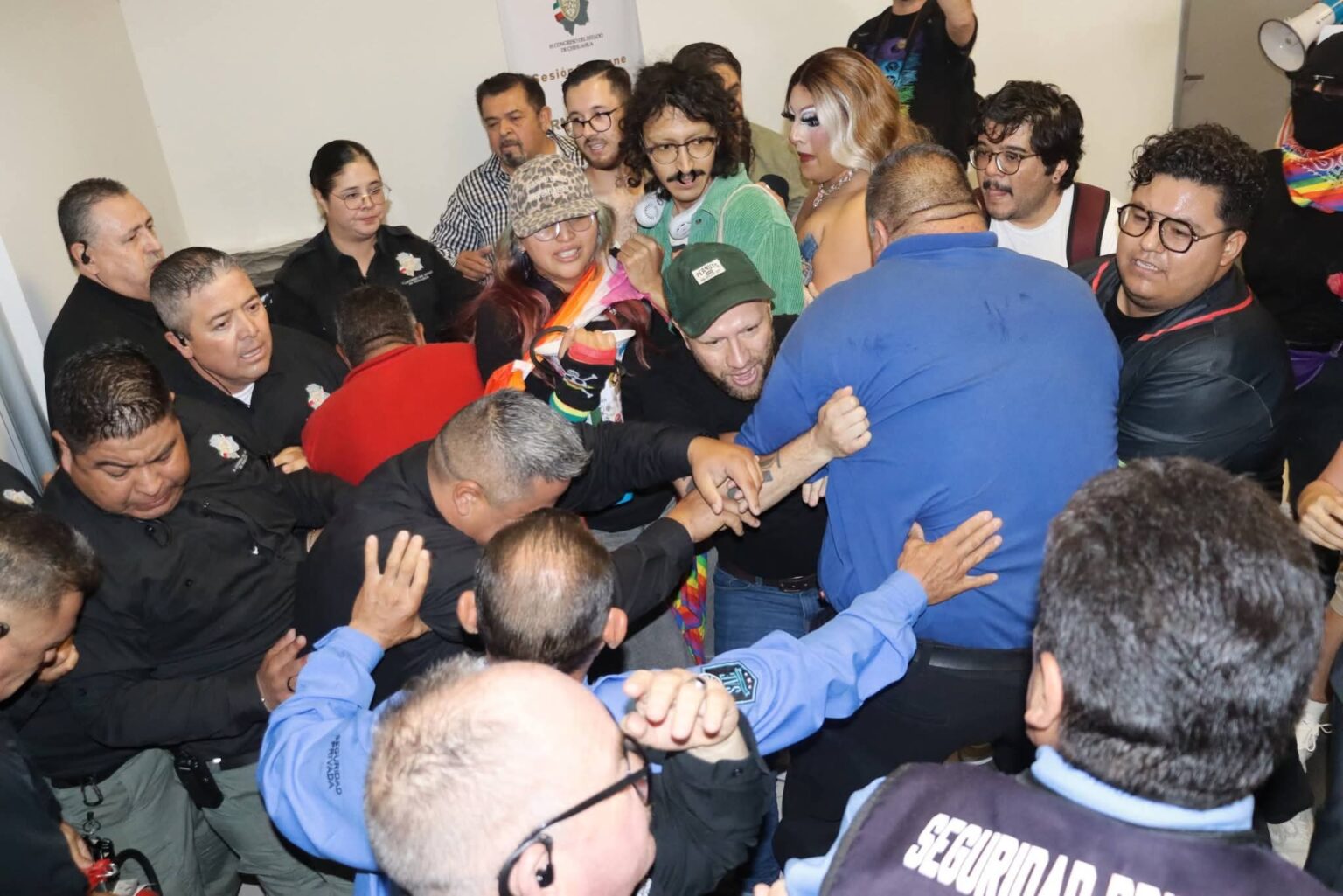 Suspenden sesión legislativa en Ciudad Juárez por manifestación a favor de matrimonio igualitario