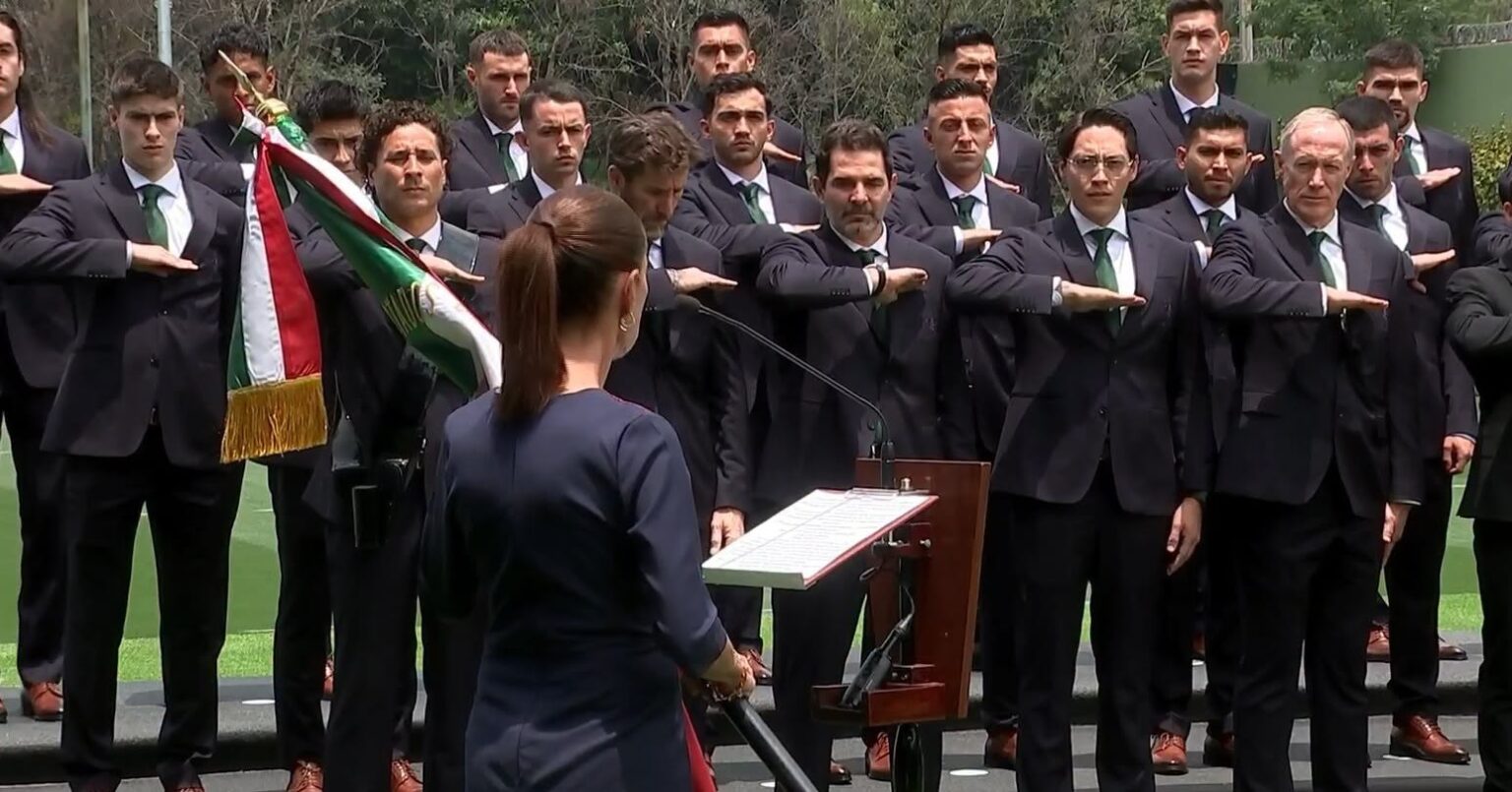 Presidenta Sheinbaum entrega la Bandera Nacional a la Selección Mexicana