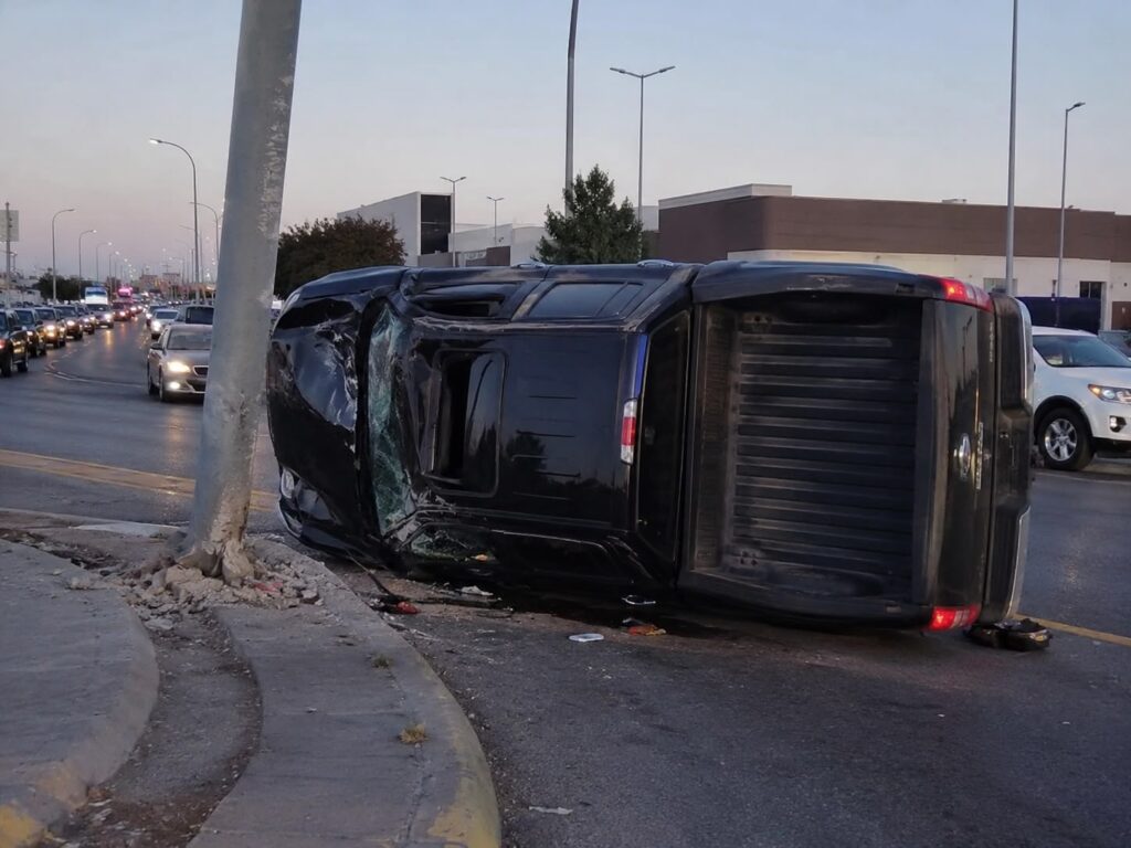 Vuelca pick-up tras chocar con poste en El Reliz