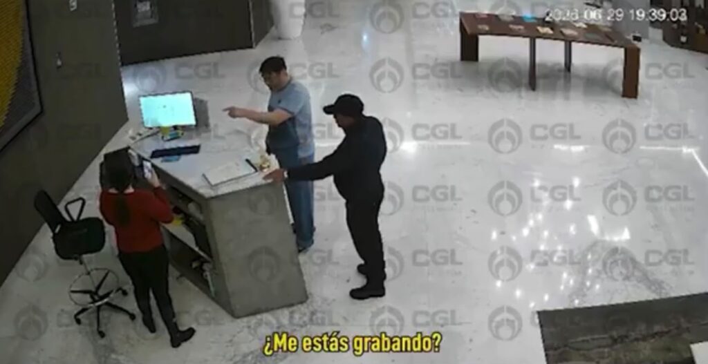 Hombre agrede verbal y físicamente a recepcionista en hotel de Santa Fe, CDMX