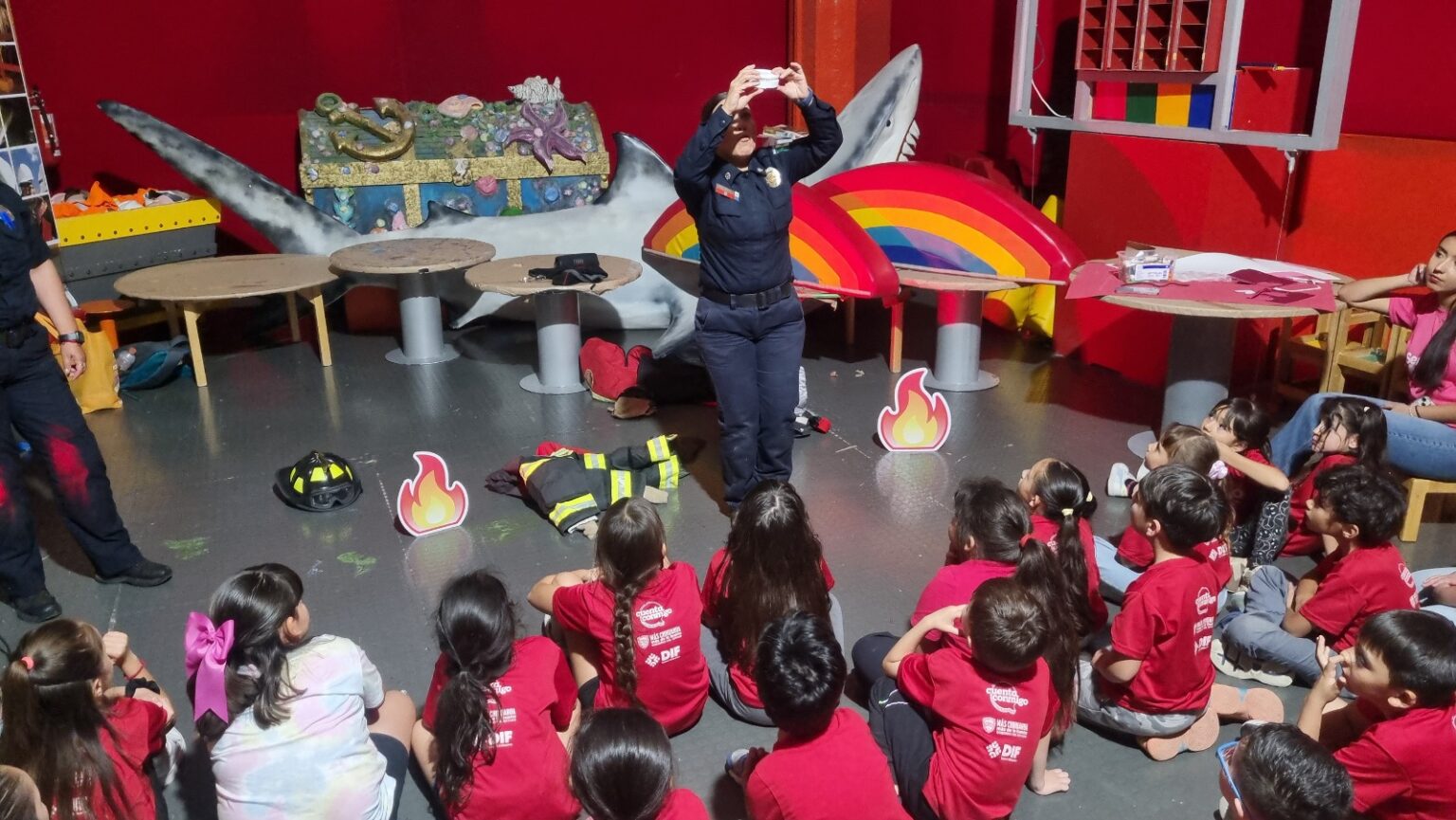 Aprenden niños a prevenir incendios de forma interactiva con dinámicas de Bomberos