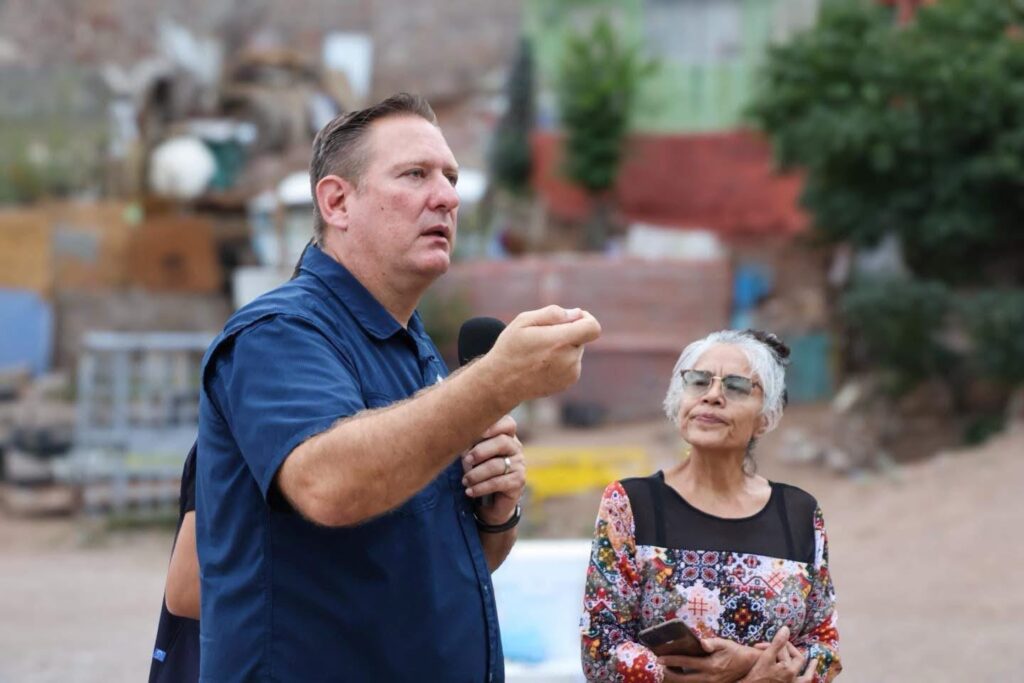 Olson continúa recorriendo las colonias y escuchando a las familias para construir un mejor Chihuahua