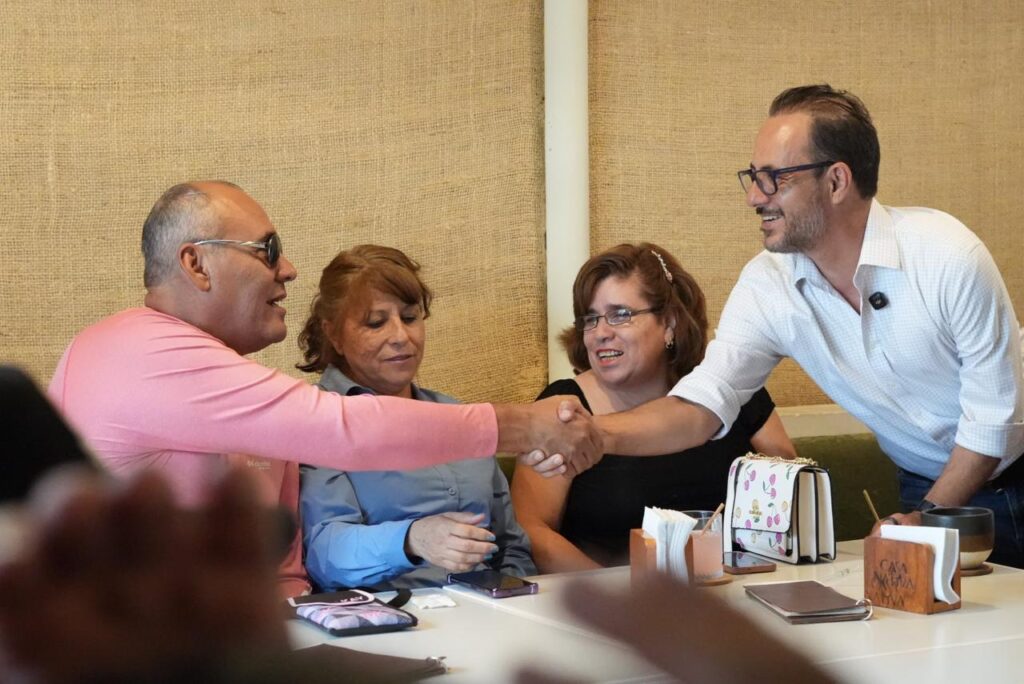 Se reúne Jorge Soto con personas con discapacidad visual