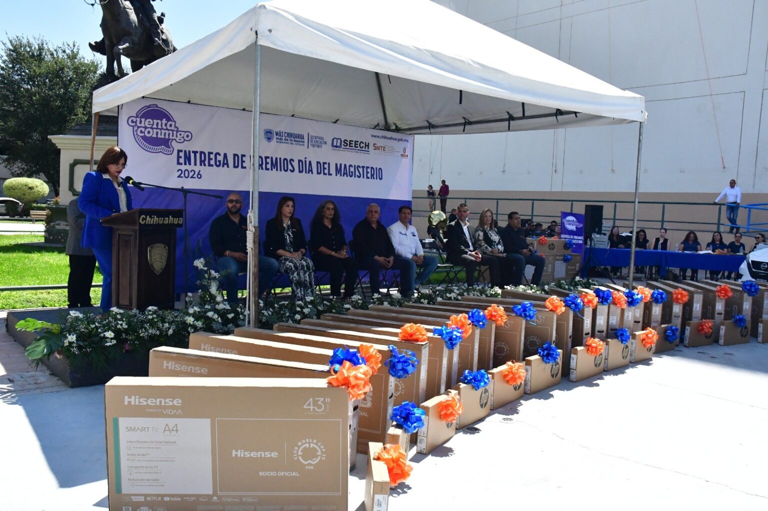 Entrega Gobierno del Estado premios del Sorteo por Día del Maestro