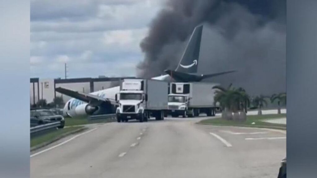 Avión de carga se estrella tras aterrizar en el aeropuerto de Miami; reportan incendio