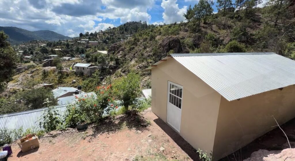 Entrega Arturo Medina dos casas a familias de Guadalupe y Calvo que lo perdieron todo en incendios