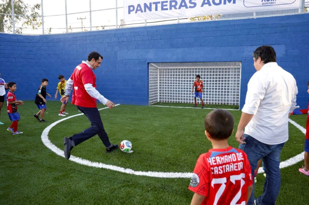 Entrega Municipio a vecinos y equipo de futbol cancha totalmente renovada en El Saucito