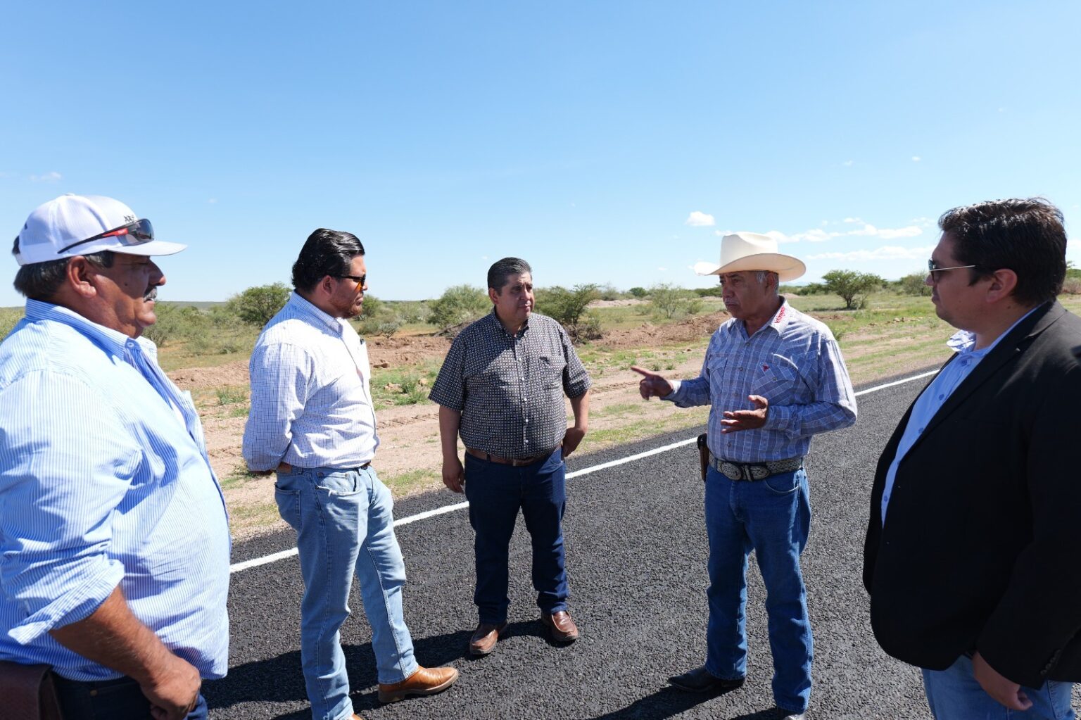 Arturo Zubía destaca obra de pavimentación de 5 kilómetros en el camino de Ciénega de Ceniceros a Matamoros